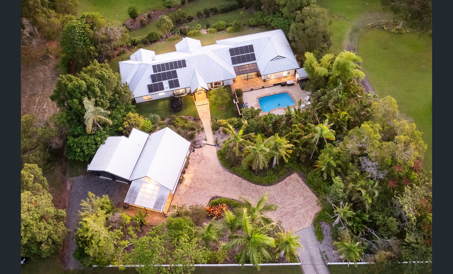 Ninderry Manor and pool from above